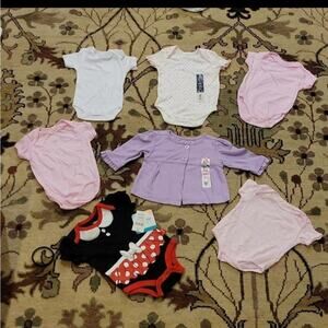 𝅺Newborn 0-3mo. baby girl clothes 6 onesies 1 cardigan